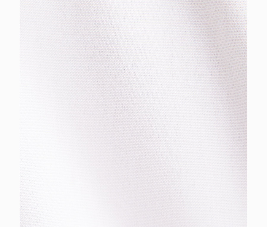 Gros plan sur la texture du tissu blanc d'un chemisier Slim Fit non iron Seidensticker.