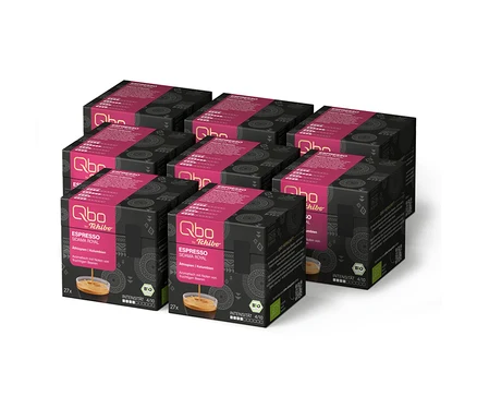 Huit boîtes noires et roses de capsules de café Qbo Espresso SIDAMA ROYAL, disposées en deux rangées décalées. Chaque boîte présente le logo Qbo by Tchibo, un espresso dans une tasse, 27 capsules et une intensité de 4/10.