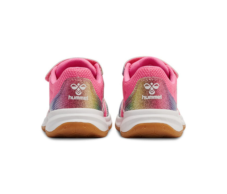 Deux chaussures pour enfants roses, vues de dos, avec des talons pailletés aux couleurs de l'arc-en-ciel, le logo Hummel, des semelles blanches et des semelles extérieures marron.