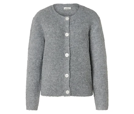 Cardigan gris en maille à col rond et boutonnage sur le devant, sur fond blanc.