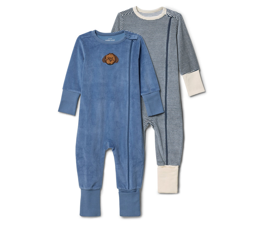 Deux grenouillères pour bébé posées sur un fond blanc. À gauche, une grenouillère en velours bleu avec une fermeture éclair et une application lion, à droite, une grenouillère rayée blanc et bleu avec une fermeture éclair.