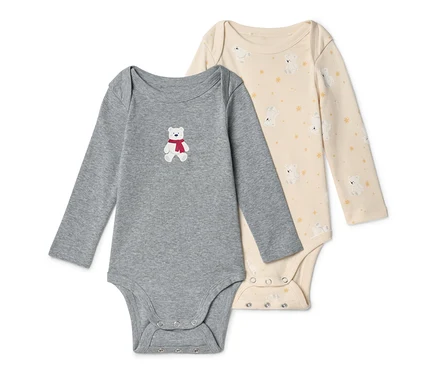 Deux bodys de bébé à manches longues: un gris avec un ours blanc brodé portant une écharpe rouge et un crème avec un motif d'ours et d'étoiles.
