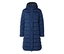Long manteau matelassé bleu foncé à capuche avec fermeture boutonnée.