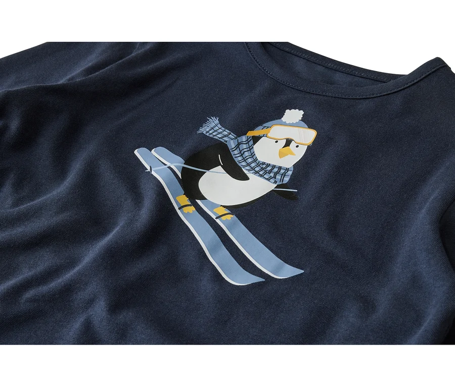 T-shirt bleu foncé avec un motif de pingouin skieur portant un bonnet bleu clair, des lunettes de ski et une écharpe à carreaux.