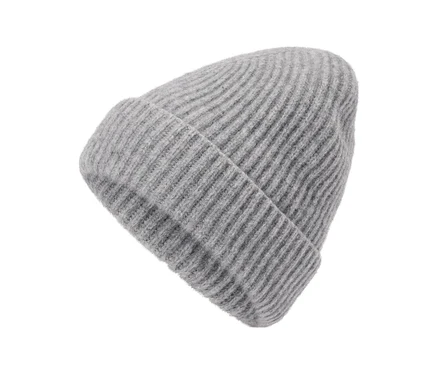 Un bonnet tricoté gris clair avec une texture côtelée et un bord replié.