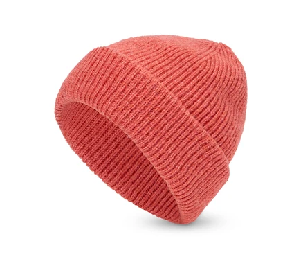 Bonnet tricoté corail sur fond blanc.