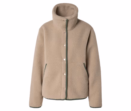 Une veste polaire beige avec un col montant haut et des boutons-pression argentés sur le devant. Elle présente des bordures vert foncé le long de la patte de boutonnage, du col, des poignets et des deux poches avant.