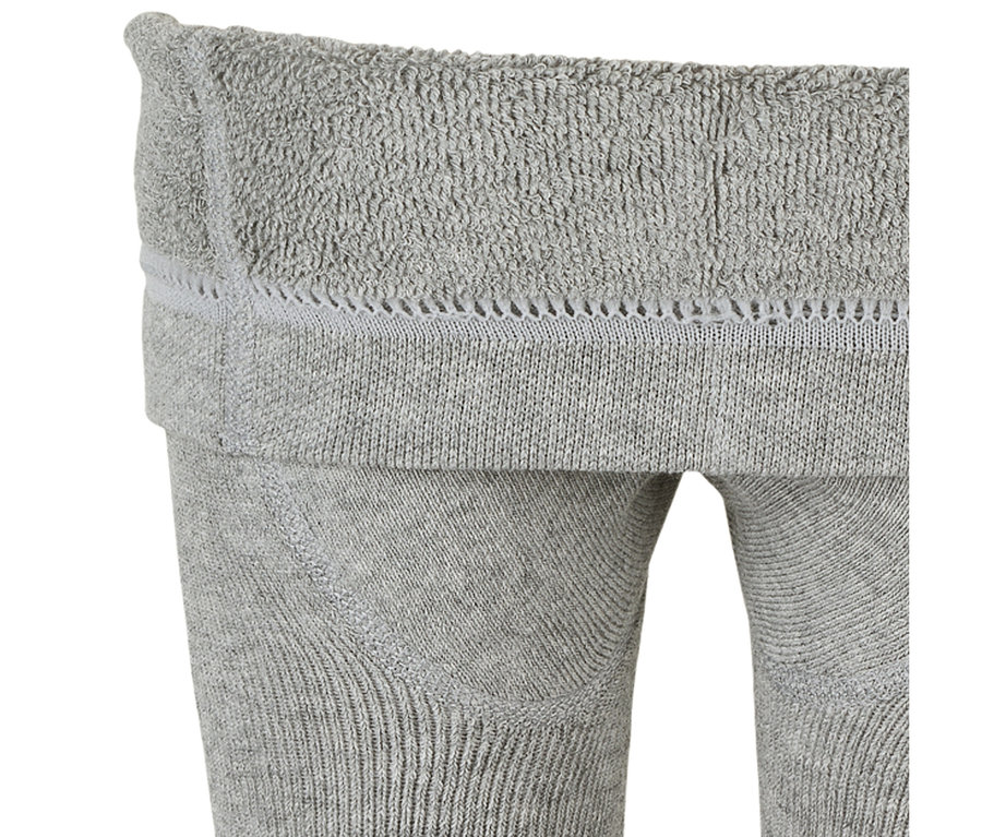 Gros plan sur un legging gris en maille avec une taille repliée, révélant une texture éponge à l'intérieur.