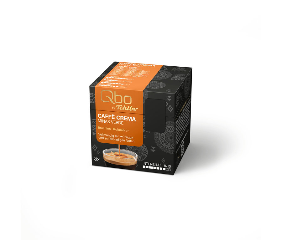 Emballage noir des capsules de café Qbo Caffè Minas Verde avec une étiquette orange affichant le nom, l'origine, les notes de saveur et 8 capsules, ainsi que du café versé dans une tasse.