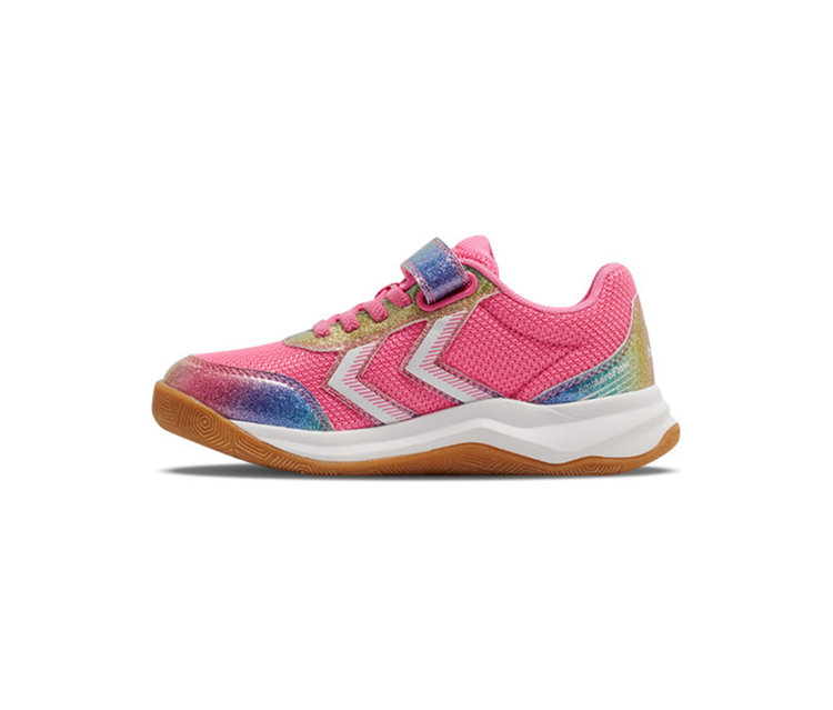 Chaussure enfant rose avec des accents arc-en-ciel pailletés, des chevrons blancs, une fermeture velcro et une semelle en gomme marron.