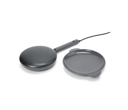 Un mini-crêpier gris avec une plaque grise sur un fond blanc.