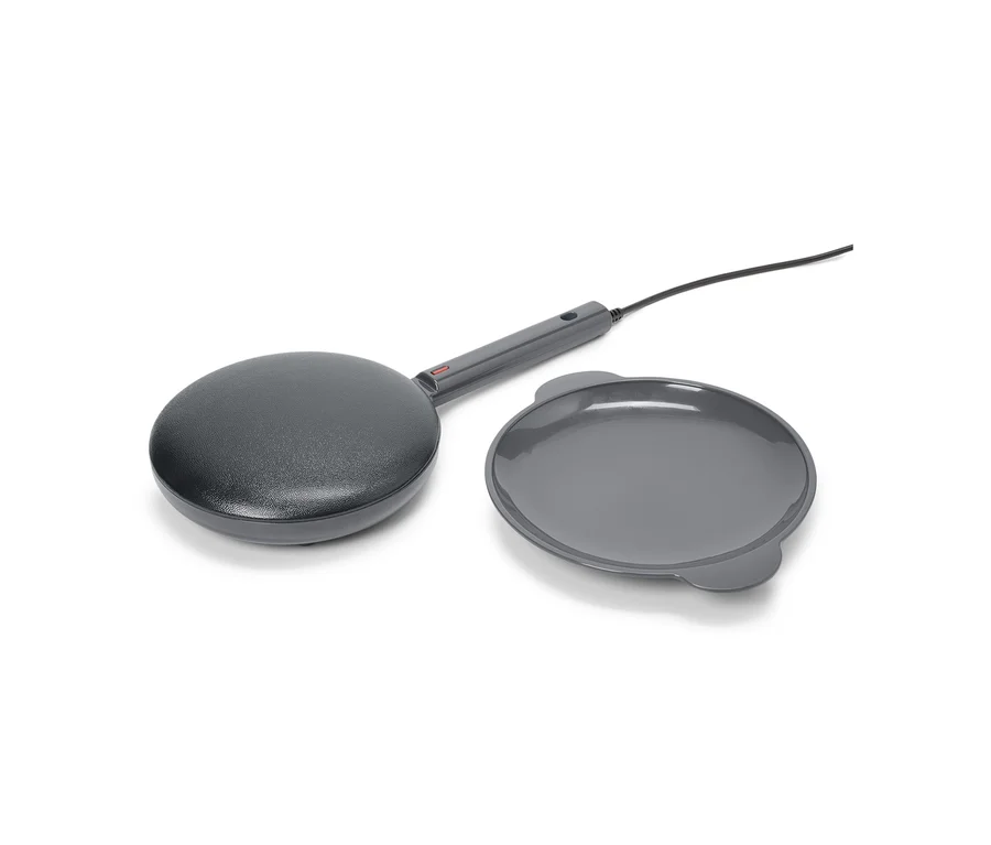 Un mini-crêpier gris avec une plaque grise sur un fond blanc.