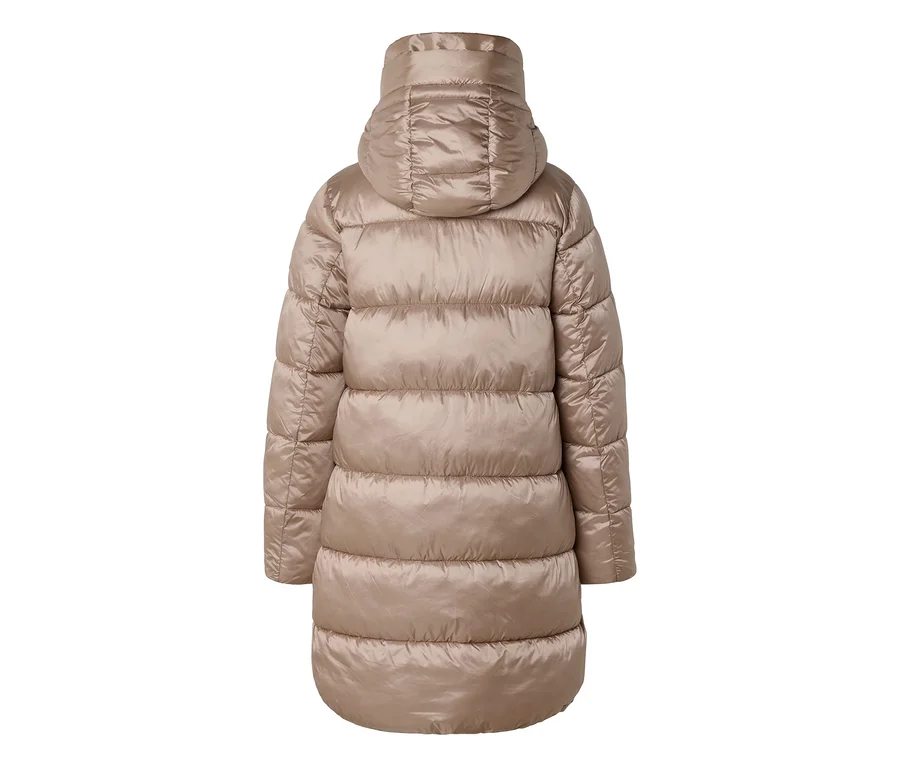 Vue de dos d'un long manteau doudoune beige avec capuche et matelassage horizontal.