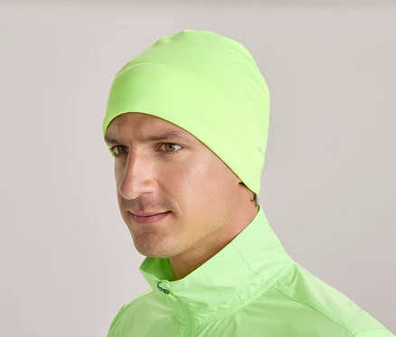 Homme portant un bonnet vert fluo et une veste assortie.