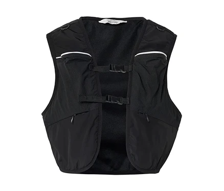 Gilet de course noir avec poches et boucles.