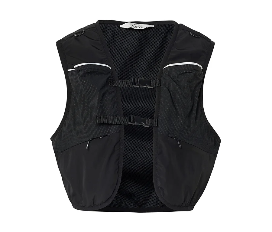 Gilet de course noir avec poches et boucles.
