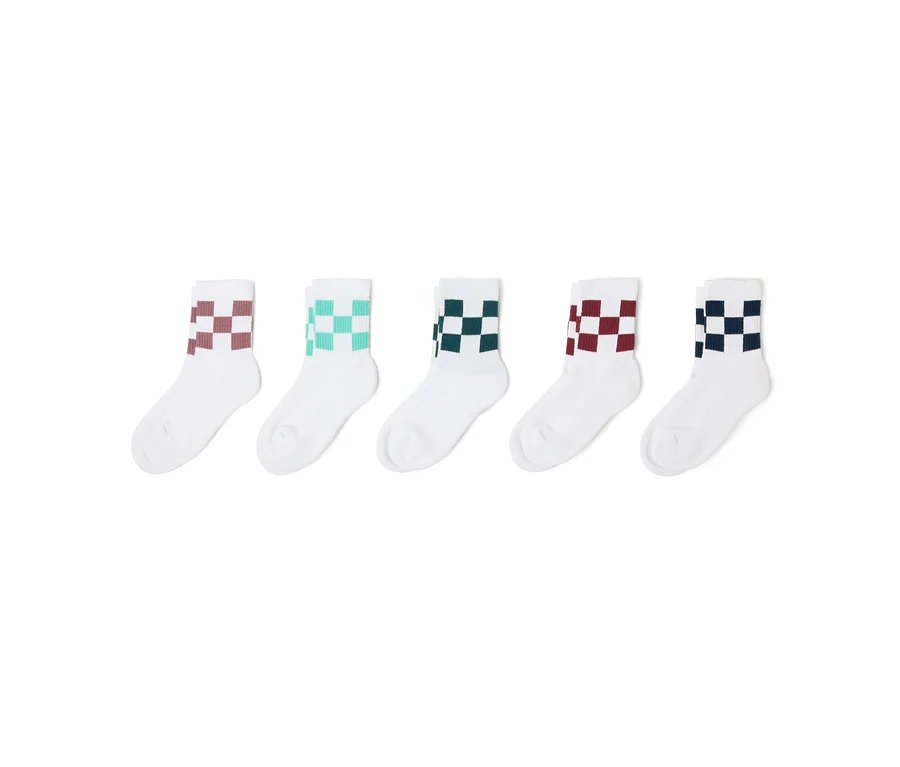 Cinq chaussettes blanches à damier bordeaux, turquoise, vert foncé, rouge et bleu marine sont alignées.