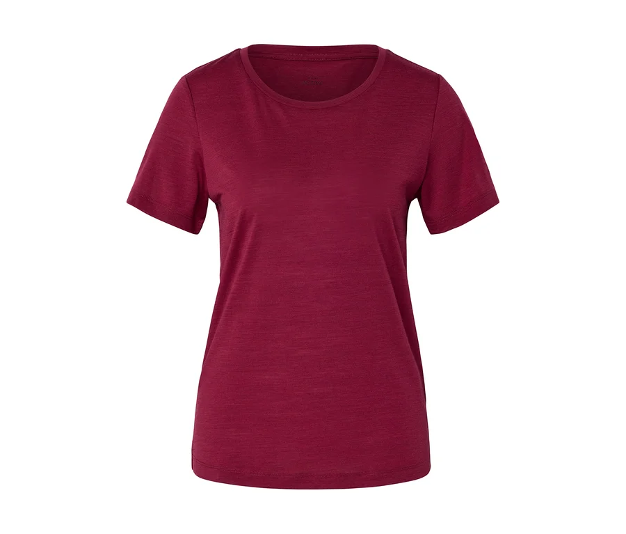 Un t-shirt simple à manches courtes et col rond de couleur rouge foncé, sur fond blanc.