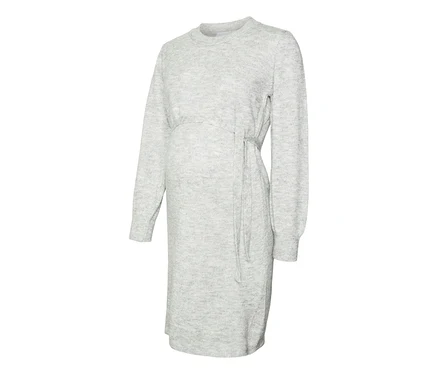 Robe de grossesse en maille gris clair à manches longues, col rond et taille à nouer, sur fond blanc.