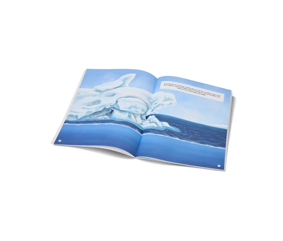 Livre ouvert montrant une illustration d'un grand iceberg dans de l'eau bleu foncé et du texte allemand sur la page de droite.