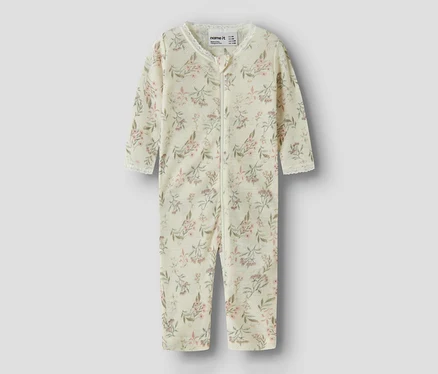 Combinaison bébé crème à motif floral rose et vert, avec une fermeture éclair sur toute la longueur et une bordure en dentelle blanche au col et aux poignets.