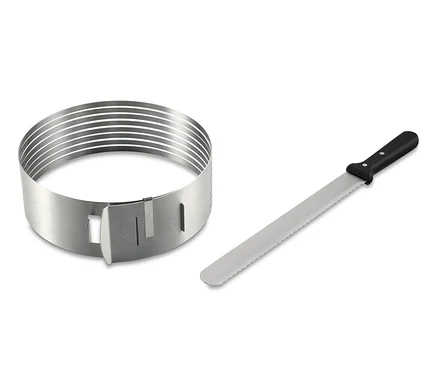 Un outil de découpe pour fonds de tarte et un couteau de pâtissier sont côte à côte.