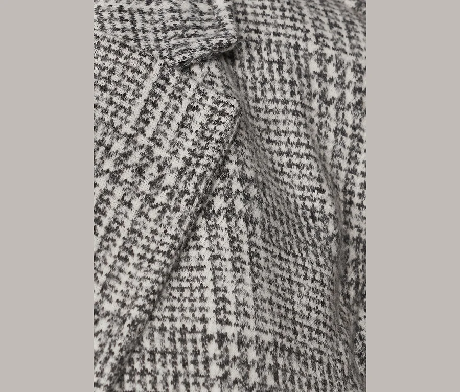 Gros plan d'un blazer Street One à motif pied-de-poule gris et blanc, montrant un revers.