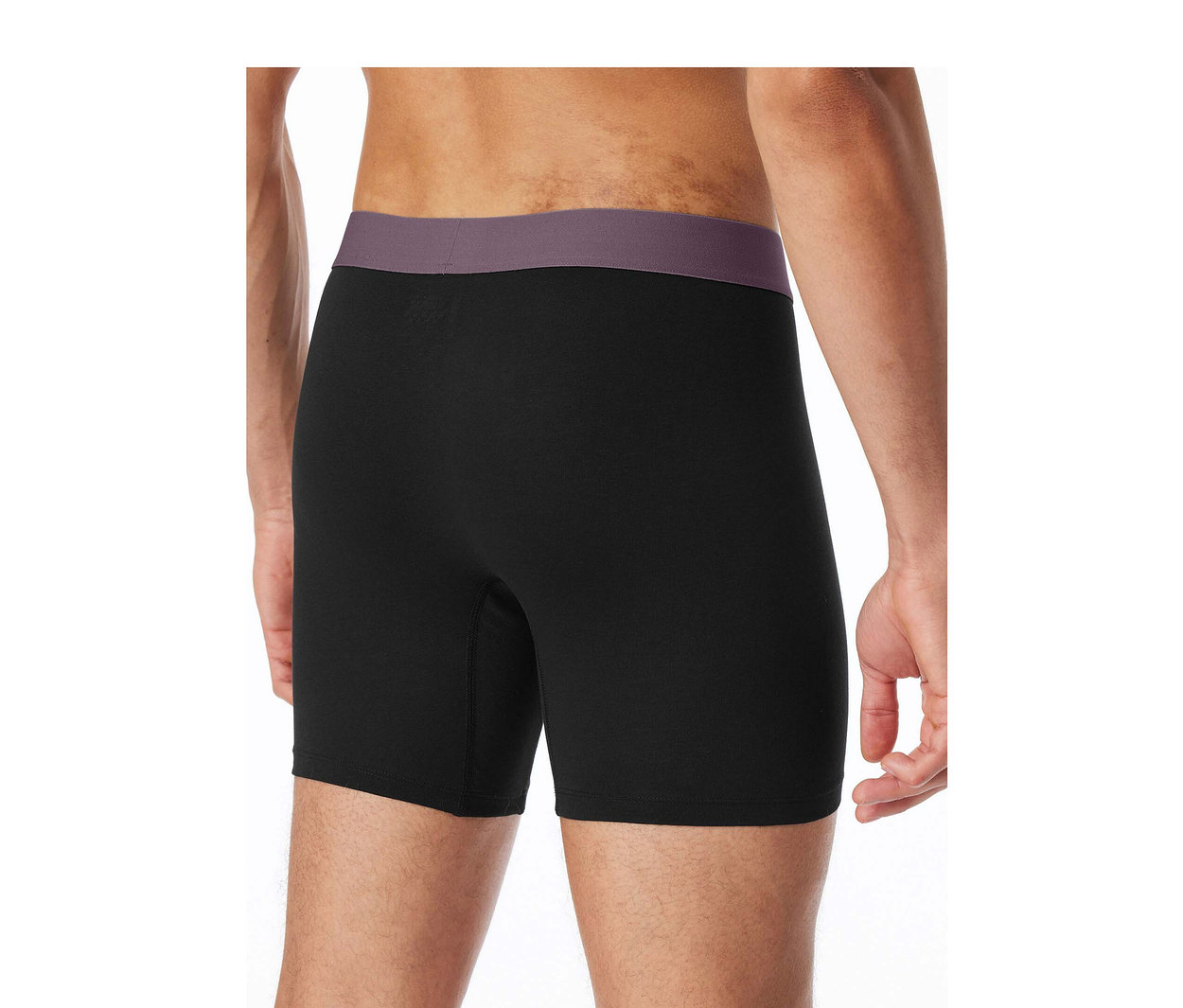 Homme vu de dos portant un boxer long SCHIESSER noir avec une ceinture violette.