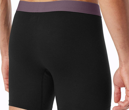 Homme de dos, portant un boxer noir avec une ceinture violette.