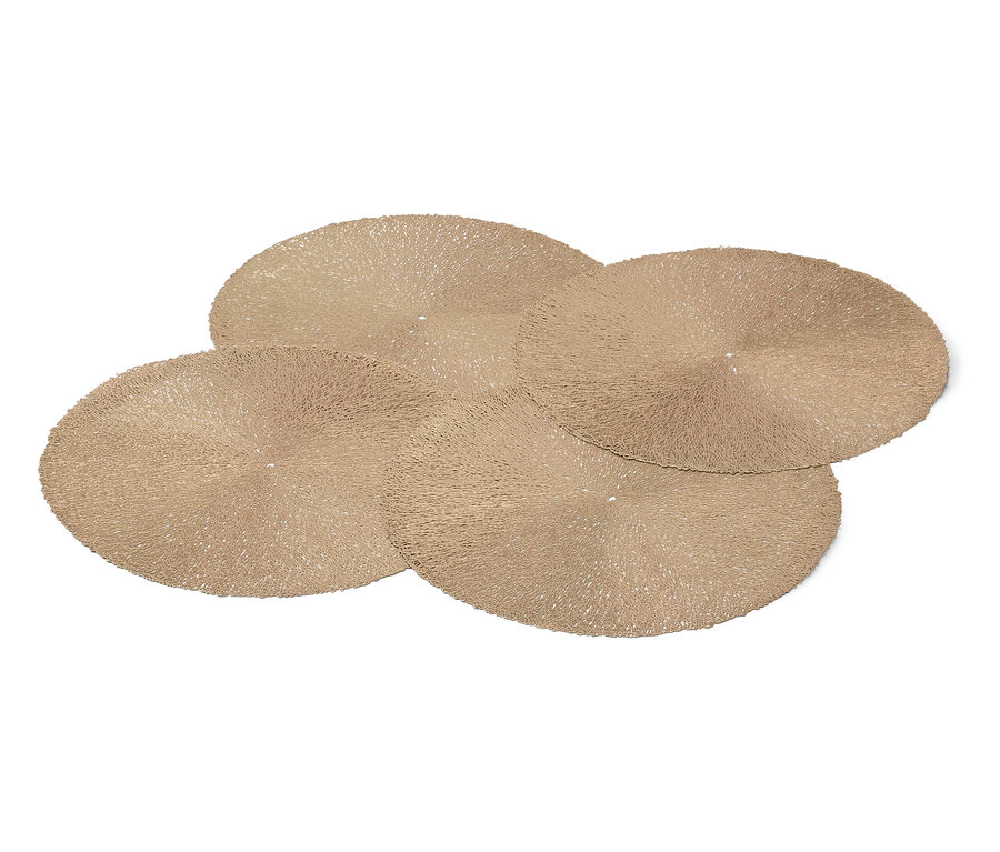 Quatre sets de table ronds avec une texture dans les tons beiges sur un fond blanc.
