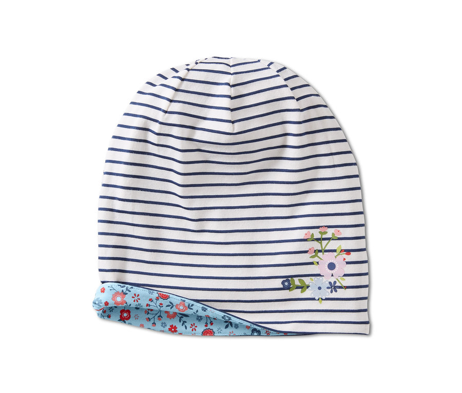 Un bonnet réversible rayé avec une application de fleurs.