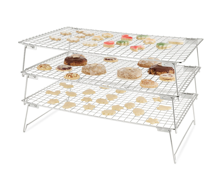 Une grille de refroidissement à 3 étages avec différents types de biscuits.