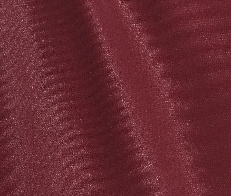 Gros plan sur une veste thermique au design color block.