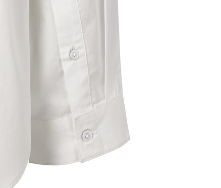 Détail d'un chemisier en popeline blanc avec des boutons.