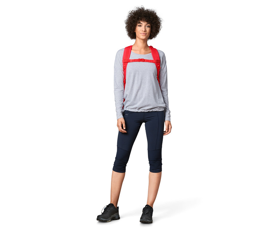 Femme posant avec un sac à dos outdoor, rouge.