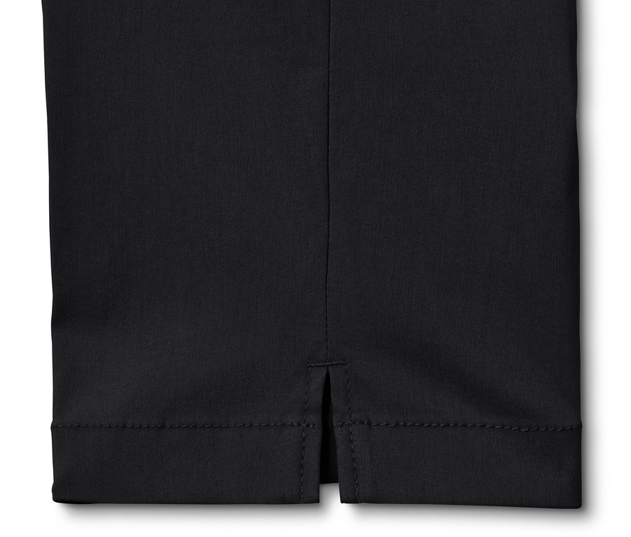 Gros plan sur un pantalon 3/4 en bengaline noire.