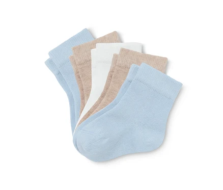 Cinq paires de chaussettes pour bébé en coton bio en bleu, beige et blanc.
