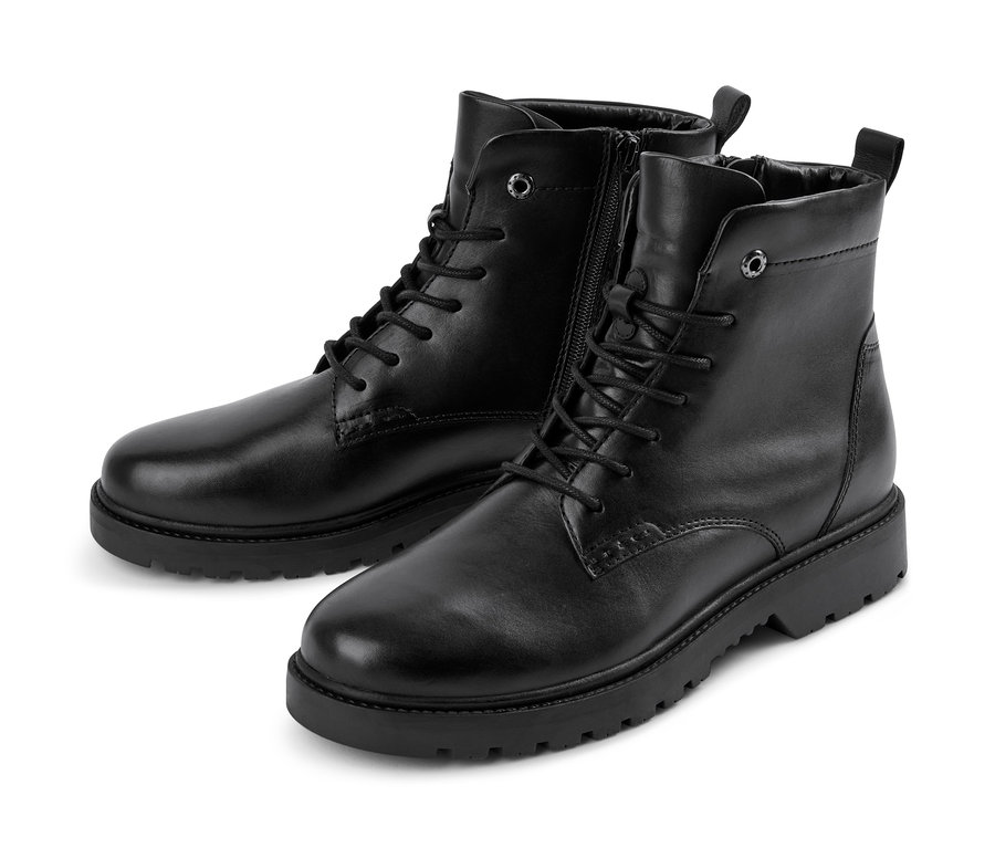 Deux bottines en cuir noires à lacets.