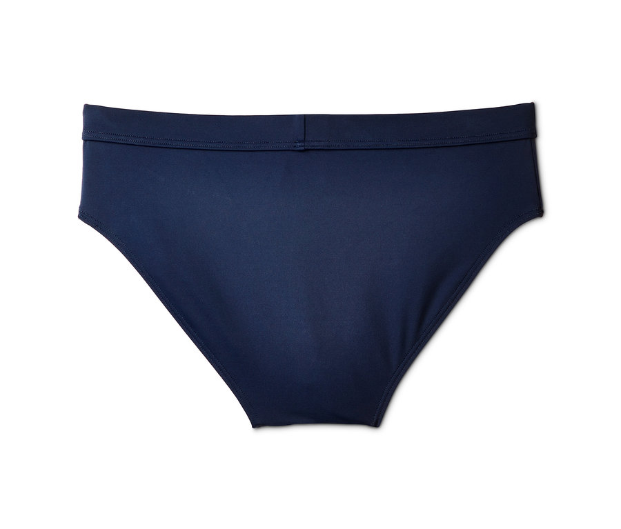 Slip de bain bleu marine sur fond blanc.