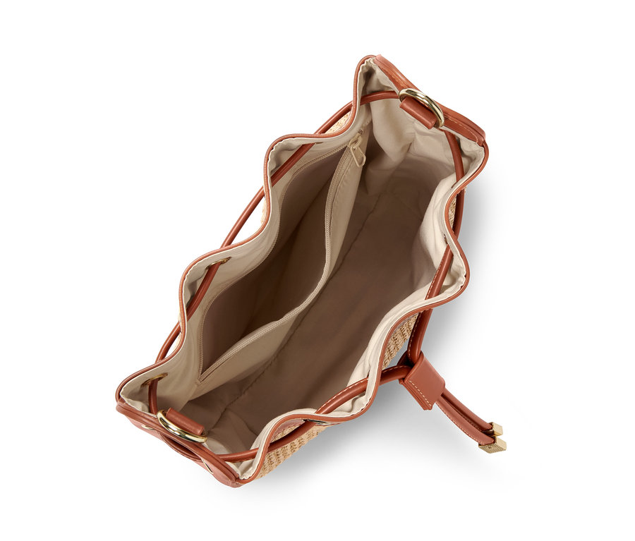 Gros plan d'un sac avec des détails en cuir marron et un intérieur beige.