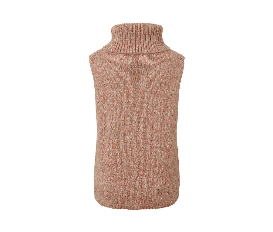 Détail d'un pull sans manches en maille à motif torsadé.