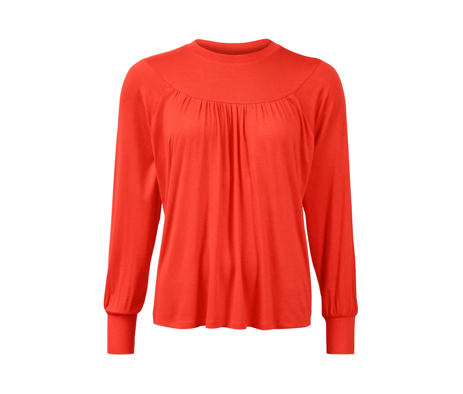 Blouse orange-rouge avec fronces.