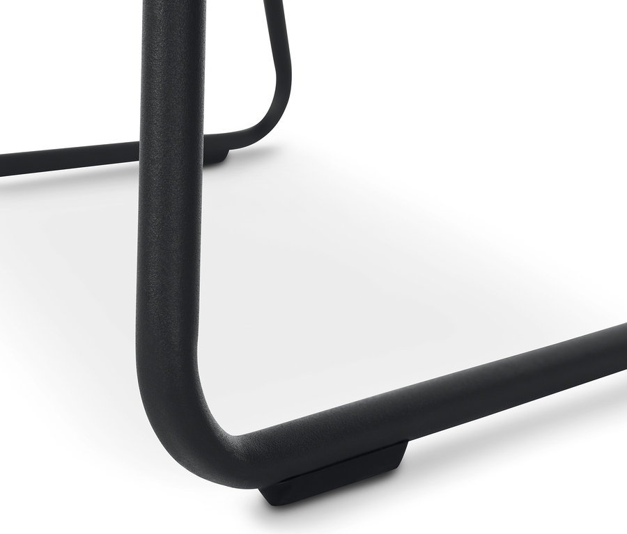 Gros plan sur une chaise coque rembourrée beige avec des pieds en métal.