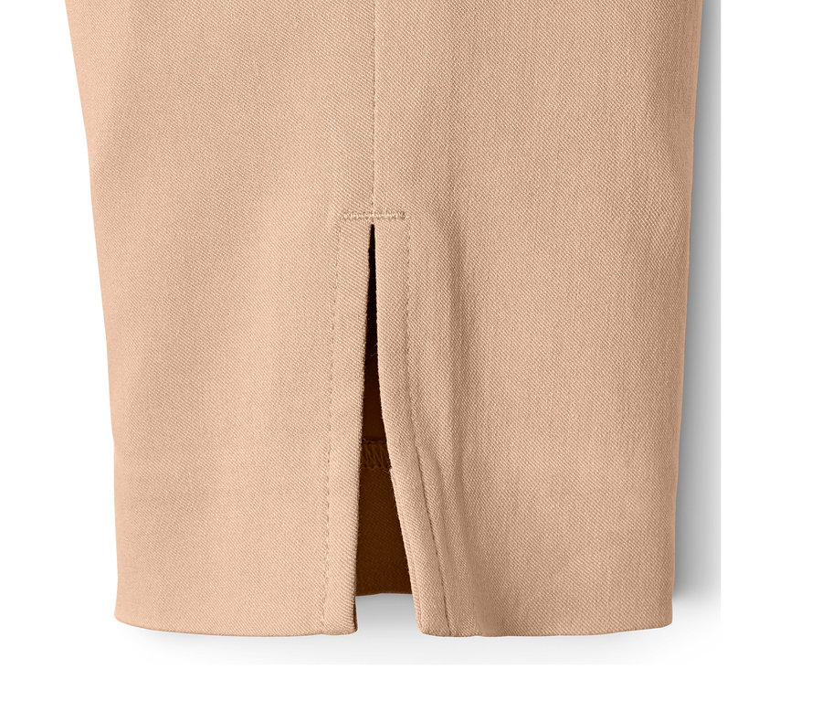 Gros plan sur un pantalon stretch beige.