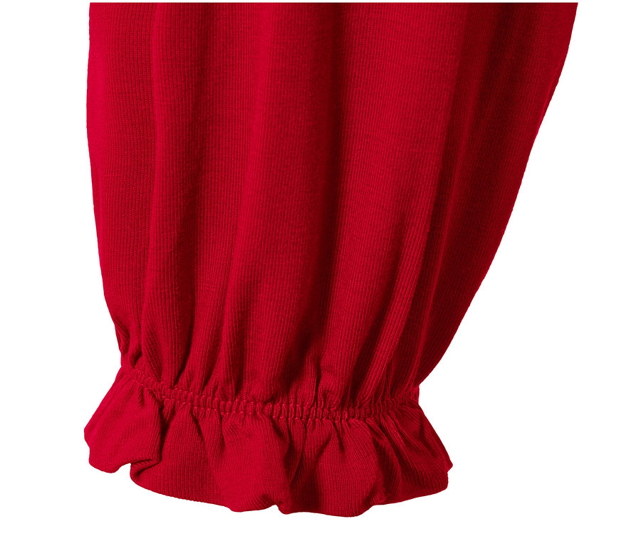 Gros plan sur une robe en jersey mi-longueur rouge avec un volant.