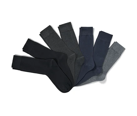 Sept paires de chaussettes de différentes couleurs disposées en éventail.