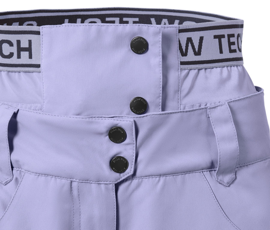 Détail d'un pantalon de ski et de snowboard lilas avec fermeture à boutons et ceinture noire.