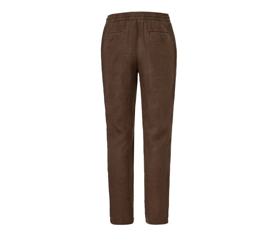 Un pantalon chino en lin marron vu de derrière.