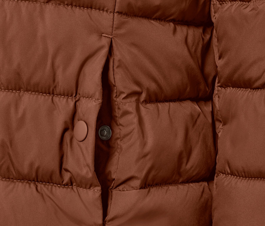 Détail d'une veste matelassée à capuche couleur cognac.