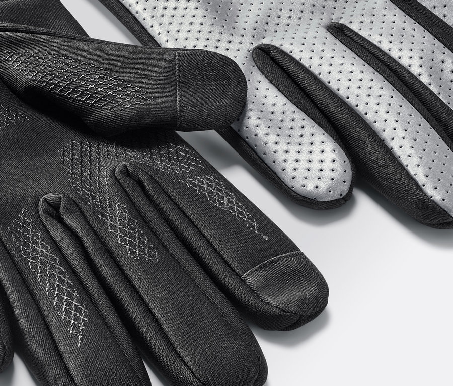 Gros plan sur des gants coupe-vent.